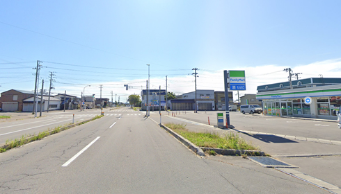 02、2キロ程進むとファミリーマート五所川原下平井店様がありますので、目の前の交差点を左折します。