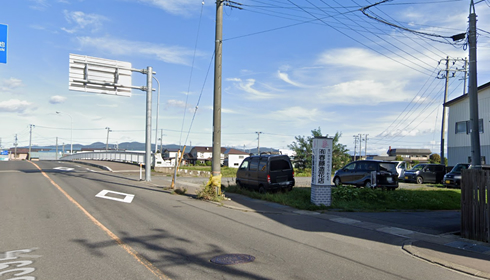 03、そのまま国道339号を直進すると十川橋が見えてきます。橋の手前、（有）春藤造花店様の看板が立っている路地に入ります。